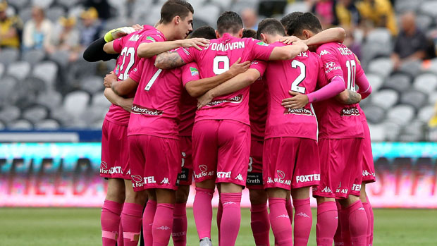 Mariners players form a huddle prior to their 1-1 draw with Wellington Phoenix.