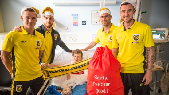 Mariners Players Spread Christmas Cheer